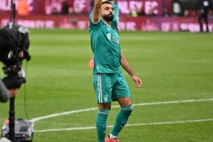 英超防守新风向：范迪克领衔，三人对抗成功率超75